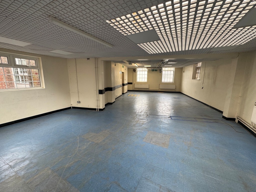 Lot: 42 - FREEHOLD PREMISES IN CENTRAL LOCATION WITH PARKING - Ground floor hall - blue floor